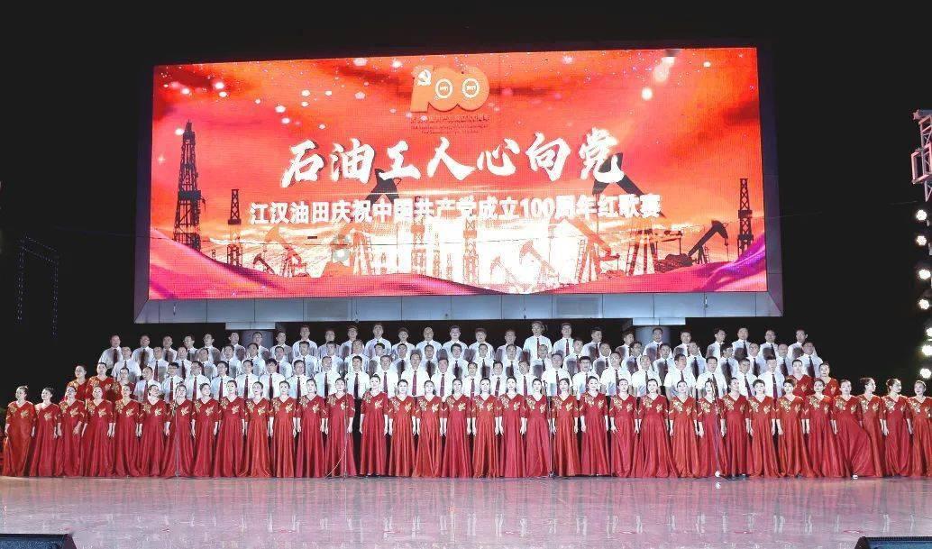 辣目洋子曾登上《男人装》泳装造型搭配灿烂笑容，性感又明媚